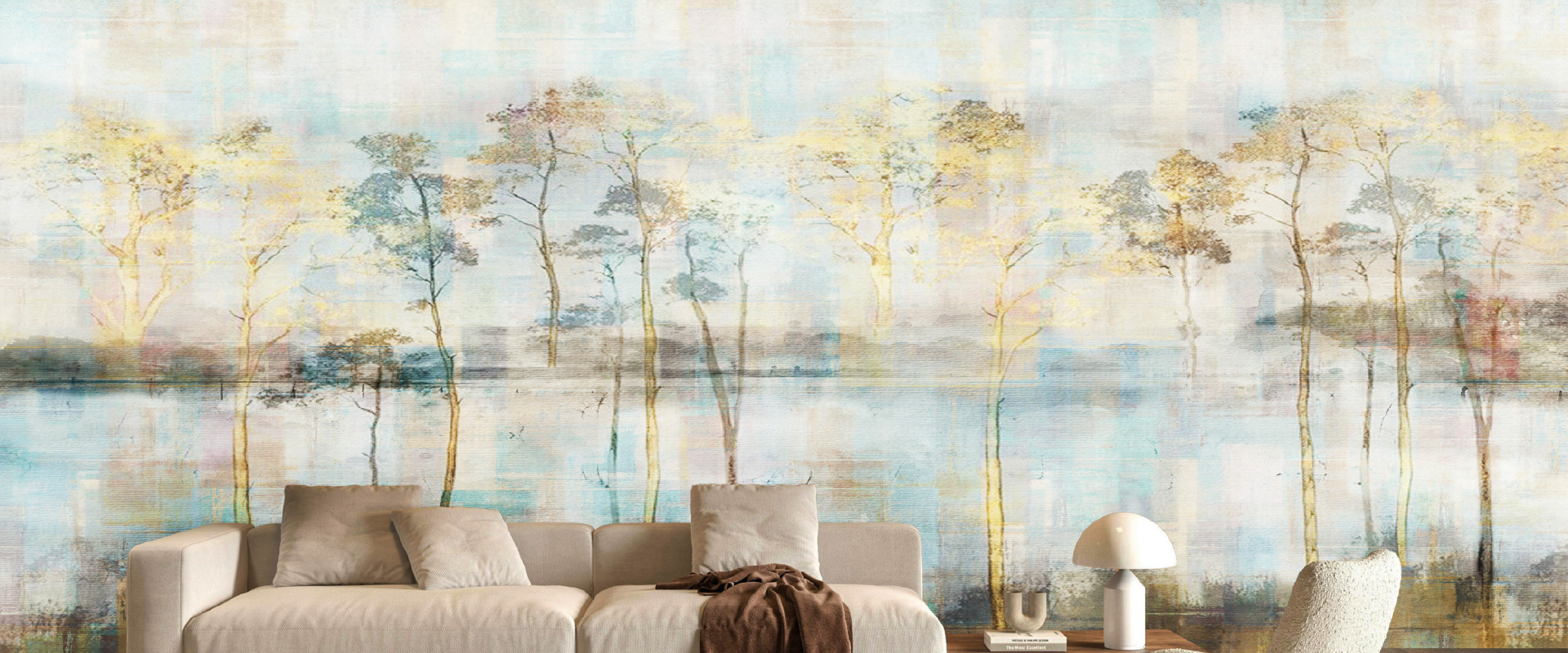 Soggiorno moderno con divano beige, tavolino in marmo e murale astratto Goldentrees con alberi dorati