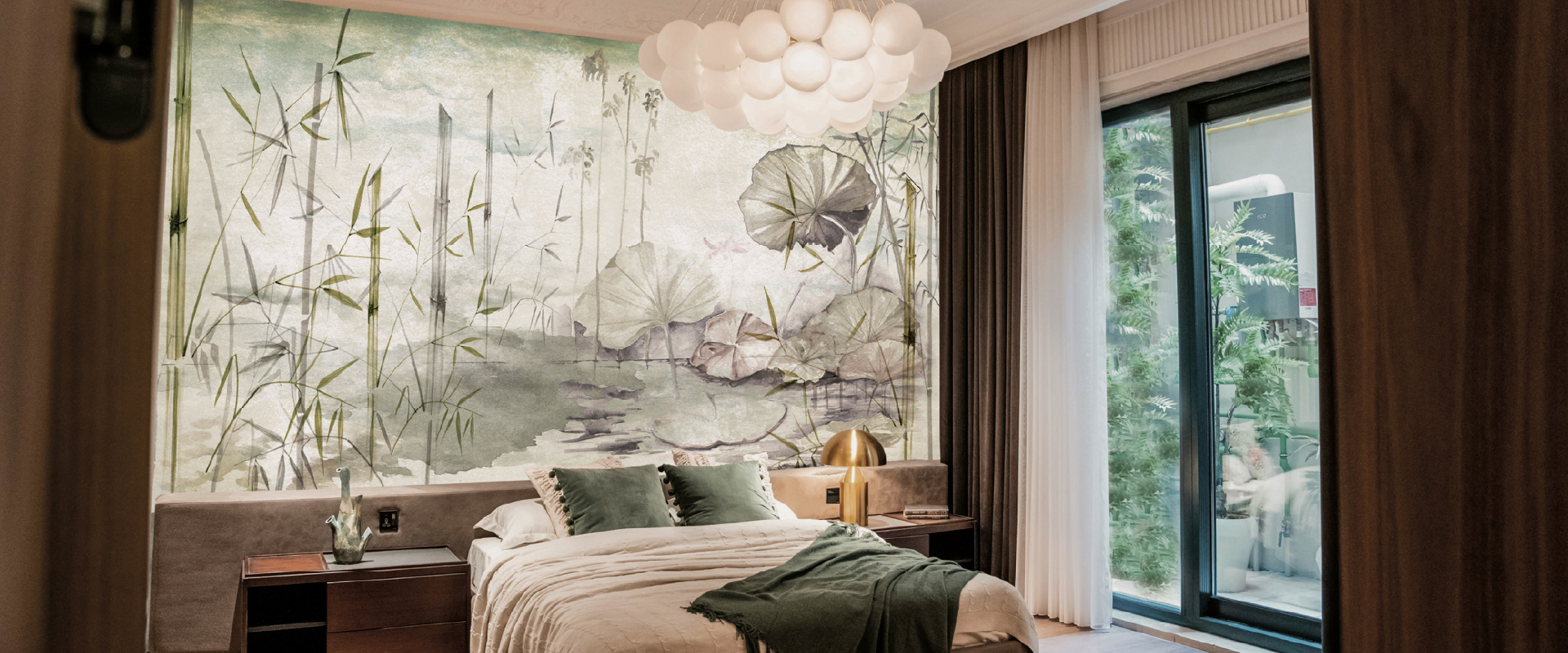 Camera da letto con lampadario sferico e carta da parati botanica Oriente a tema loto e bambù